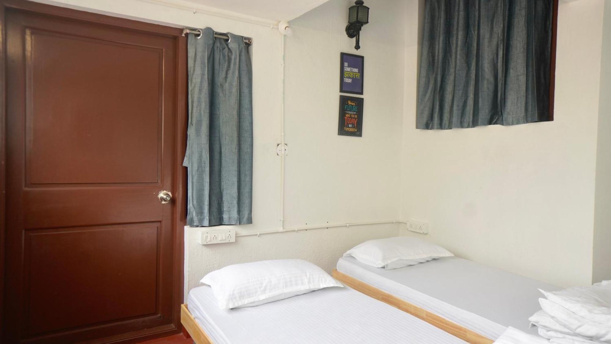 Roambay - Gokulam Hostel ไมซอร์ ภายนอก รูปภาพ