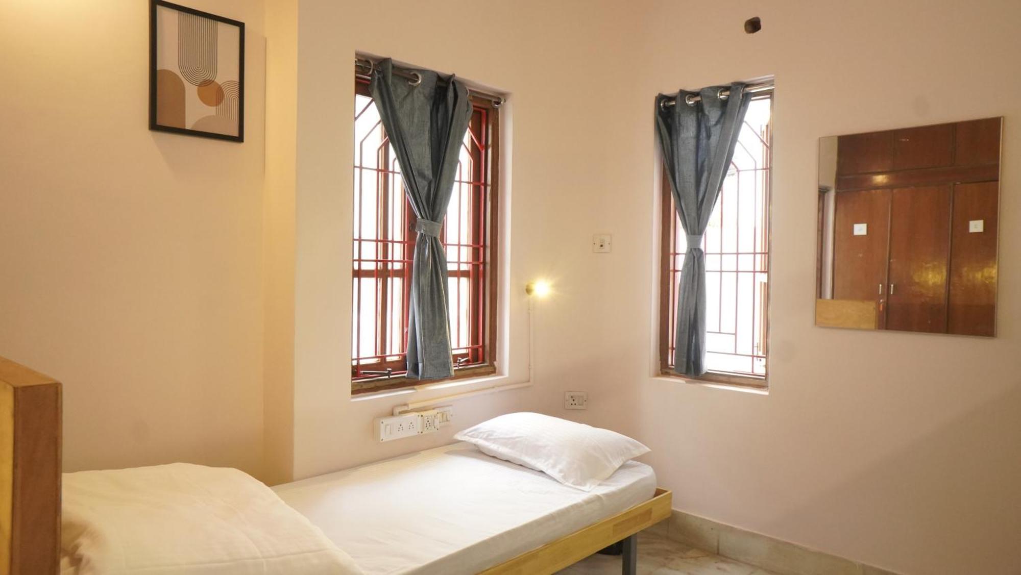 Roambay - Gokulam Hostel ไมซอร์ ภายนอก รูปภาพ