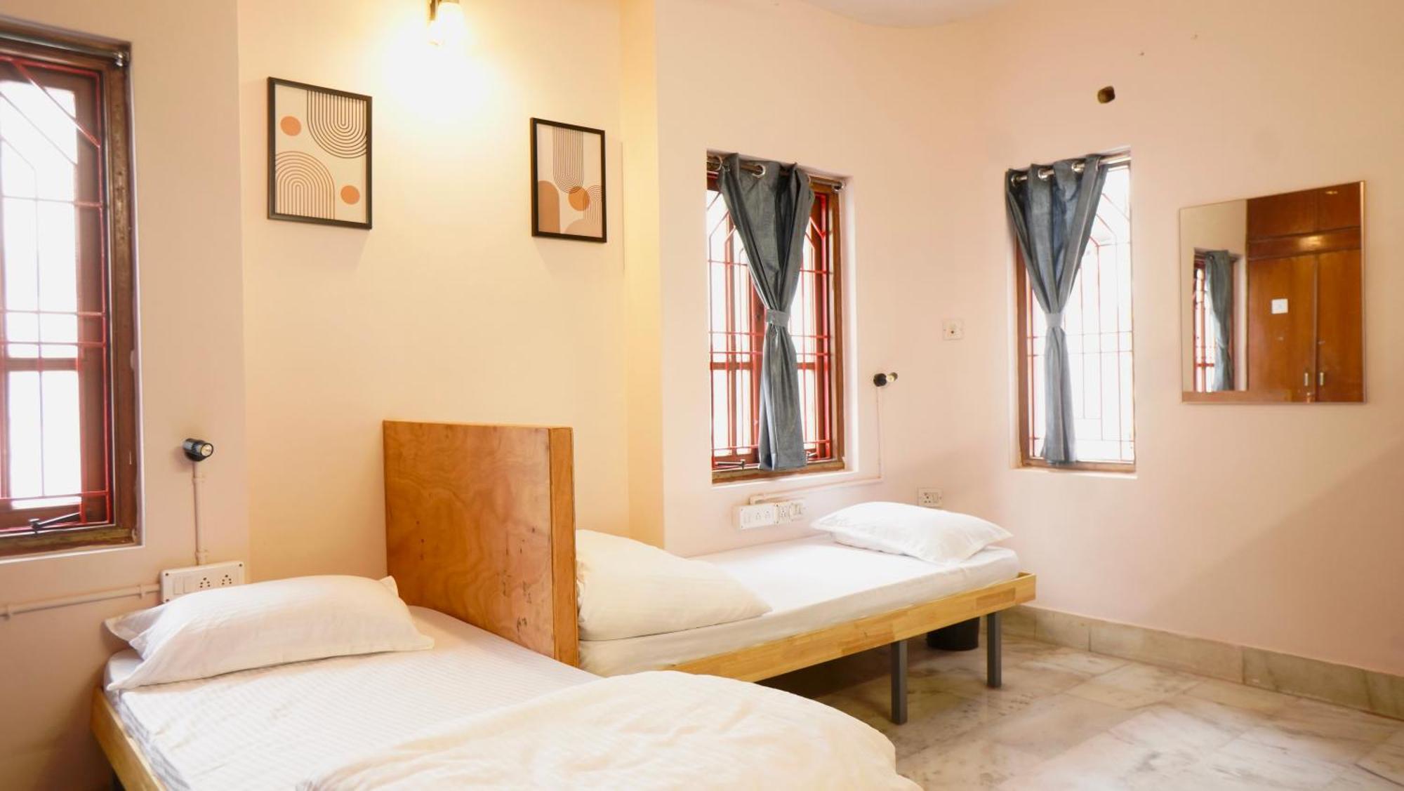 Roambay - Gokulam Hostel ไมซอร์ ภายนอก รูปภาพ