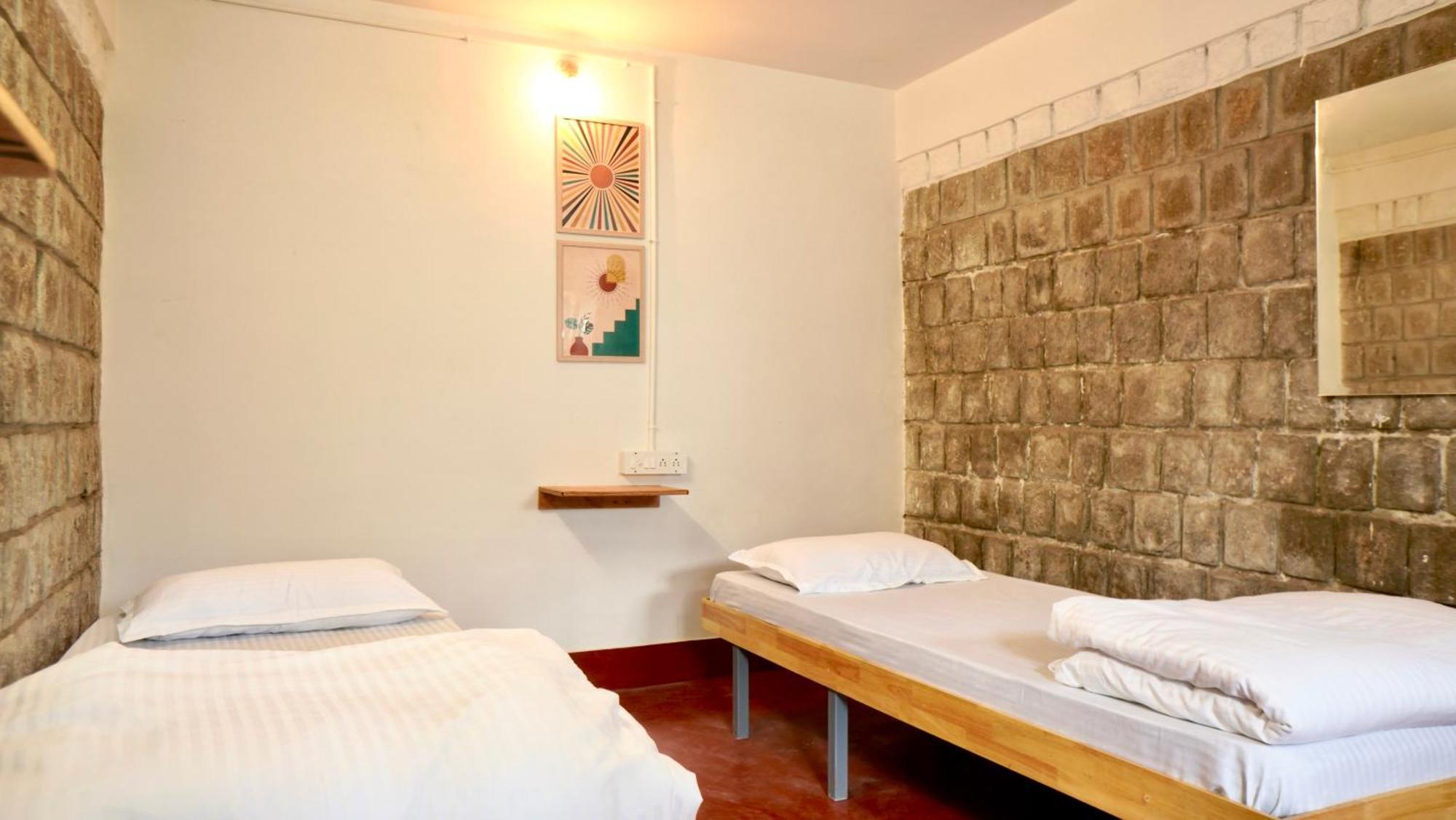 Roambay - Gokulam Hostel ไมซอร์ ภายนอก รูปภาพ